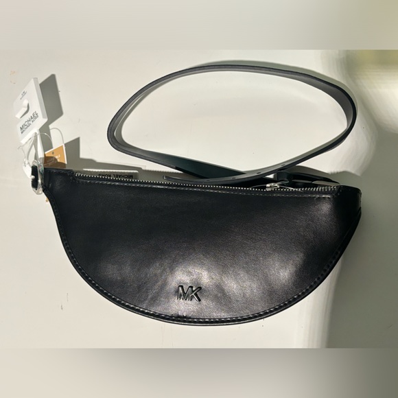 MICHAEL KORS REVERSIBLE BLACK / SIGNATURE LOGO BLACK LEATHER BELT BAG SIZE S/M - Picture 4 of 8